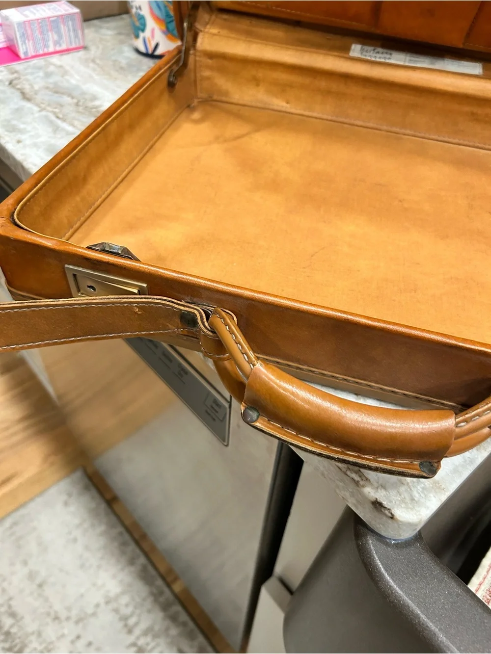 Men’s Hartman Tan Leather briefcase with padded handle.